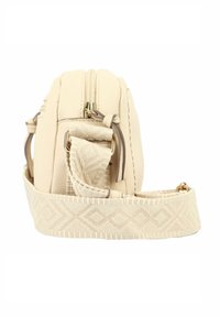 Bolso de cuero texturizado beige con un zipper dorado, que cuenta con una correa de patrón geométrico y detalles en los laterales. Diseño simple y compacto.