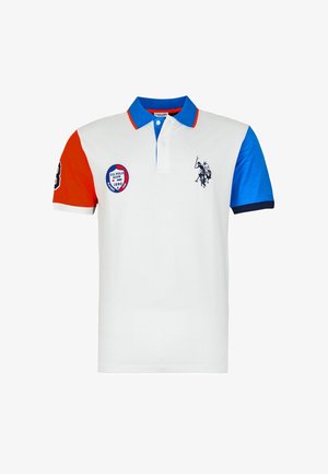 Bílá polokošile s červeným levým rukávem, modrým pravým rukávem a límečkem, s logem U.S. Polo Assn. na hrudi a znakem na levé straně.