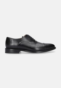 Schwarze Lederformale Oxford-Schuhe mit geschlossener Schnürung und Kappenzehen auf einem weißen Hintergrund.