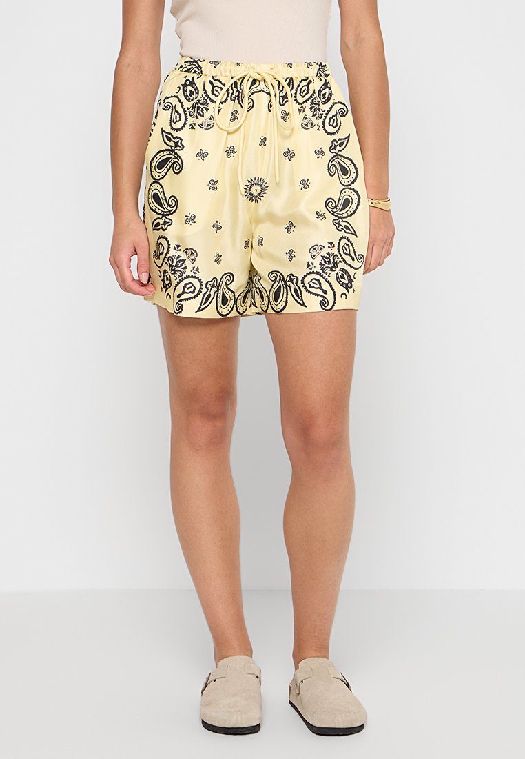Nanushka Shorts lichtgeel