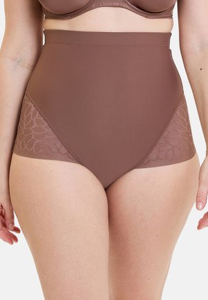 Bruine corrigerende slip met hoge taille en zijpanelen van bloemenkant, gedragen door een persoon, zichtbaar van de taille tot de bovenbenen.