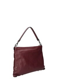 Borsa a spalla in pelle bordeaux con texture liscia, chiusura con zip e tracolla regolabile fissata con hardware in metallo.