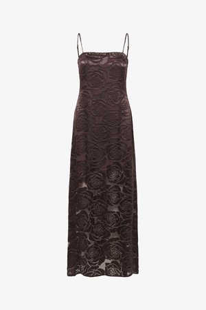 Hosszú, sötétbarna virágmintás ruha, texturált rózsamintával, vékony pántokkal és légies szillhuettával, könnyű anyagból készült.