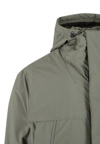 Giacca impermeabile verde oliva con colletto alto, cappuccio regolabile e tasca frontale con patta; texture liscia e design snello.