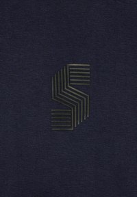 Mörk marinblå stickad tyg med ett framträdande metalliskt grönt geometriskt logomönster, där parallella linjer skapar en stiliserad 'S'-form.