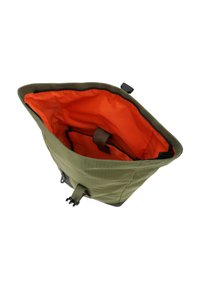 Olivgrön ryggsäck med ljusorange inredning, vadderad laptopficka och svart dragkedjestängning, visad öppen uppifrån.