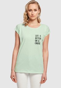 Merchcode - LIFE IS BETTER EXTENDED SHOULDER - T-Shirt print - neo mint Thumbnail-Bild 1