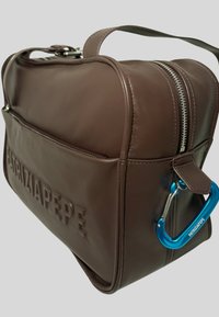 Borsa in pelle marrone con una forma strutturata, dotata di una zip in argento e un accento in carabiniere blu sul lato. Superficie testurizzata con branding in rilievo.