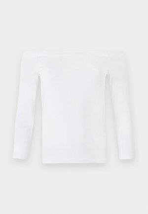 Haut blanc à manches longues, dénudé des épaules, en tissu doux, avec une coupe ajustée, une texture lisse et des coutures minimales.