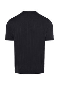 Černý svetr s krátkým rukávem, ribbovanou texturou a vertikálním pruhováním, se zakulaceným výstřihem a přiléhavým spodním lemem.