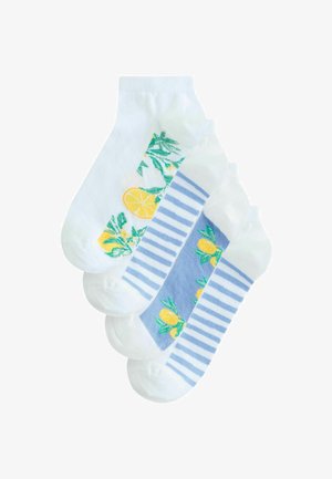 Tre paia di calzini alla caviglia: bianchi con limoni ricamati e foglie verdi, blu con limoni gialli su uno sfondo uniforme e a righe blu.