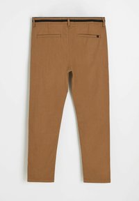 Brązowe spodnie wykonane z tkaniny o gładkiej fakturze, z czarnym paskiem w talii i dwoma tylnymi kieszeniami. Dopasowany, wąski krój.