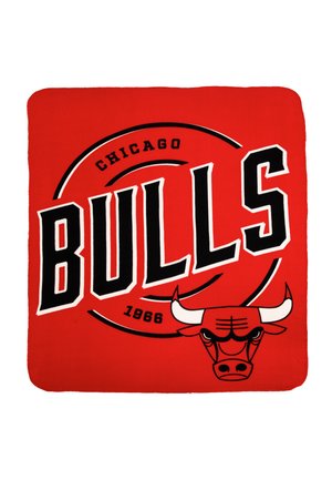Rote Decke mit einem schwarz-weißen "BULLS"-Logo, einem Grafik eines Bullenkopfes und dem Text "CHICAGO 1966" in fetter Schrift. Weiche Stofftextur.