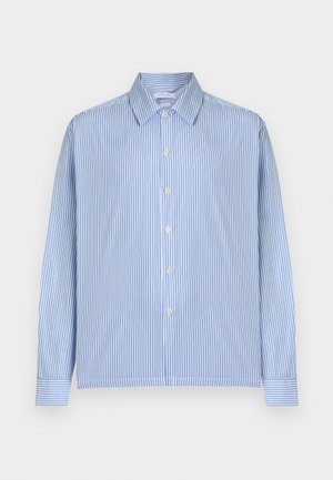 Lyseblå og hvit skjorte med vertikale striper, lange ermer, knappestolpe foran og spiss krage, vist mot en enkel bakgrunn.