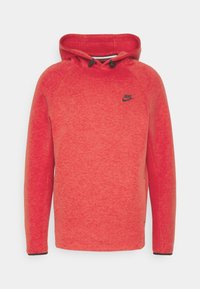 Röd långärmad Nike-hoodie med svart logotyp på bröstet, justerbara snoddar på huvan och svart kant på ärmsluten.