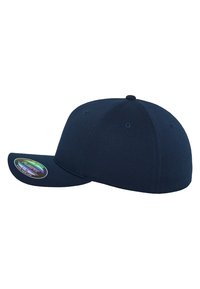 Cappellino blu navy in tessuto, con visiera curva e design a sei pannelli. Include un adesivo olografico sul lato.