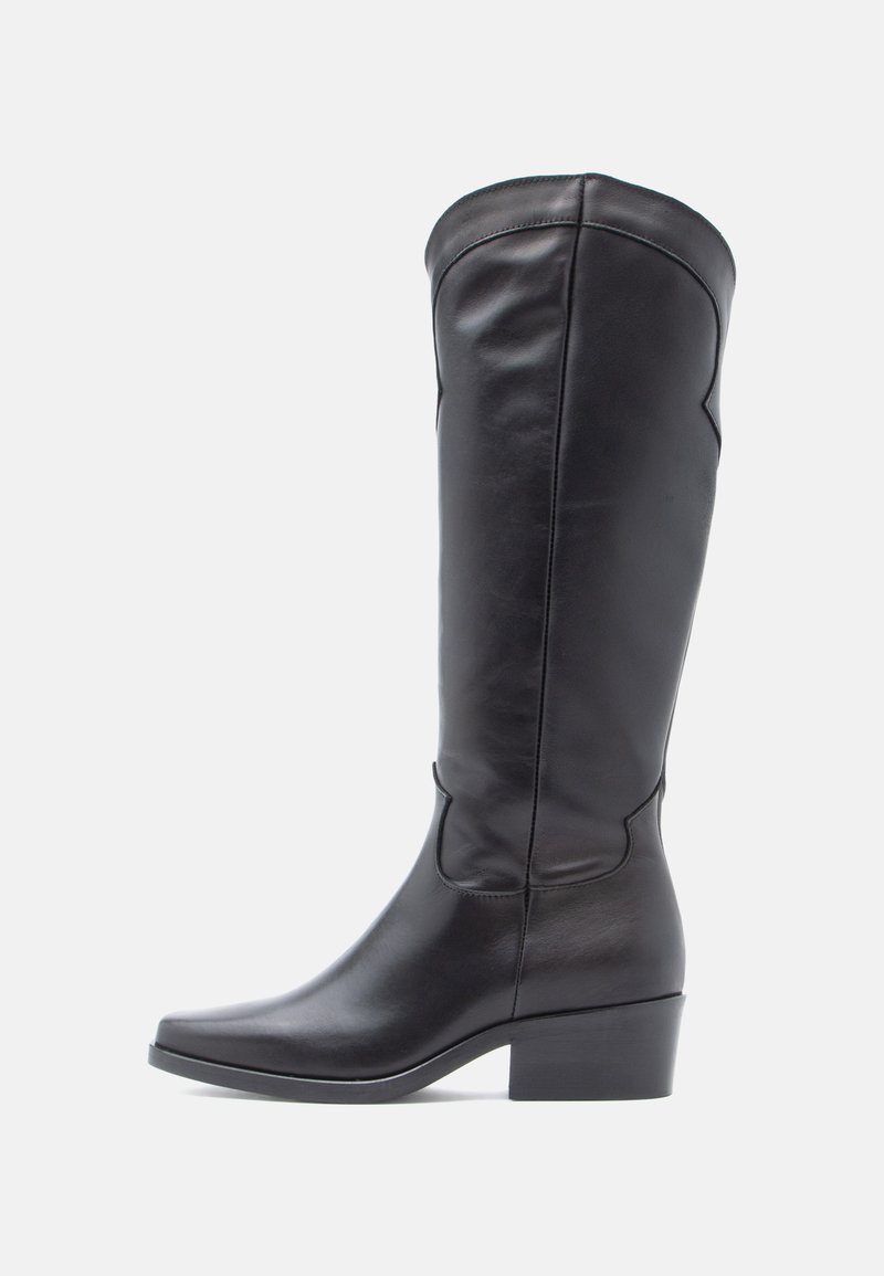 Čierne kožené čižmy nadkolenné s hranatou špičkou a blokovým opätkom. Vyznačujú sa čistými švami a hladkou textúrou, navrhnuté pre priliehavý strih.