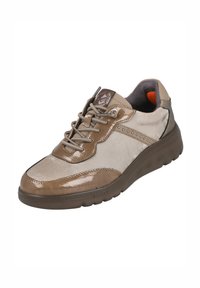 Zapatilla marrón y beige con una combinación de materiales lisos y texturizados, puntera redonda, cordones y acentos decorativos en el costado.