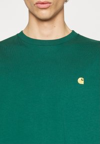 Carhartt WIP CHASE - Hosszú ujjú felső - chervil/gold