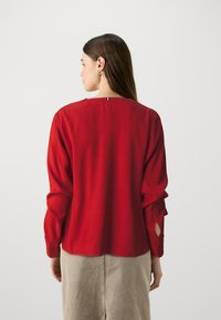 Tommy Hilfiger REGULAR V NECK BLOUSE - Bluse - dark magma