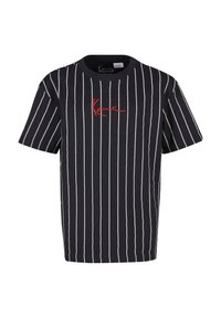 Svart randig t-shirt med vita vertikala linjer och en röd logga på bröstet. Korta ärmar med rund halsringning. Materialet är bomull.