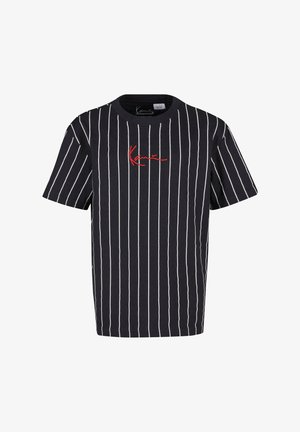 Melna svītraina T-krekls ar baltām vertikālām līnijām un sarkanu logotipu uz krūtīm. Īsas piedurknes un apaļa kakla izgriezums. Kokvilnas materiāls.