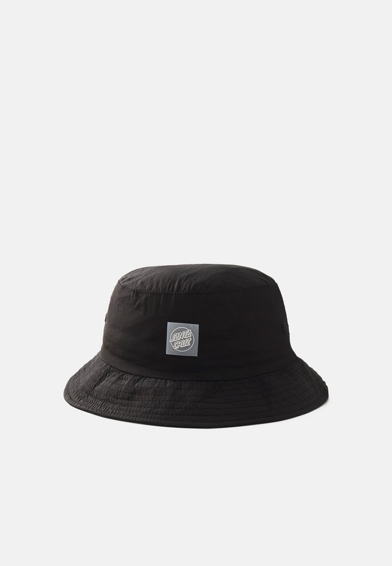 Chapeau seau noir en tissu léger, avec un patch logo carré et un large bord texturé.