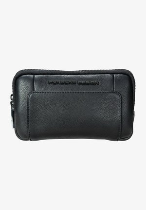 Portafoglio in pelle nera con finitura testurizzata, chiusura con zip e tasca frontale. Presenta un logo impresso. Forma rettangolare compatta.