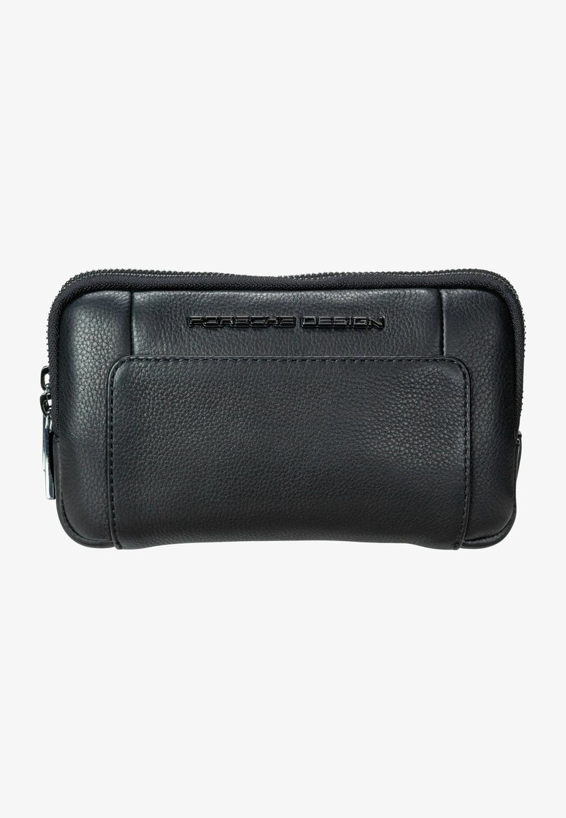Portafoglio in pelle nera con finitura testurizzata, chiusura con zip e tasca frontale. Presenta un logo impresso. Forma rettangolare compatta.
