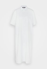 Abito camicia bianco a maniche corte realizzato in tessuto leggero. Presenta un'apertura frontale con bottoni, colletto e una tasca sul petto.