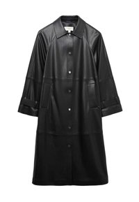 Černý kožený kabát s límcem, zapínáním na knoflíky a dvěma předními kapsami. Má volný střih a ohrnuté rukávy.