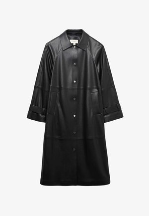 Abrigo de cuero negro con cuello de solapa, cierre de botones y dos bolsillos delanteros. Presenta un corte relajado y puños de mangas enrollados.