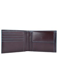 Portafoglio in pelle, marrone scuro con cuciture blu, dotato di più slot per carte e un singolo scomparto per contanti o ulteriori oggetti.