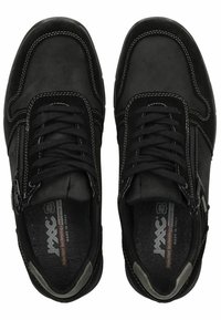 Sneaker nere con superficie liscia e testurizzata, con cuciture bianche a contrasto, chiusura con lacci e cerniere laterali per un facile accesso.