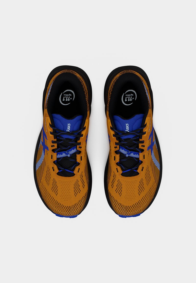 Chaussures de sport orange et bleu avec une tige en mesh, des lacets noirs et une semelle prononcée. Présentent un design texturé et un logo identifiable.