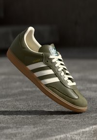 adidas Originals SAMBA OG UNISEX - Sportcipő - medium dark khaki/off white