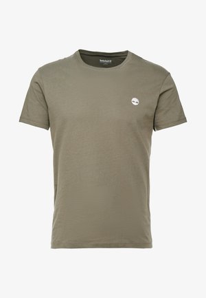 Oliwkowo-zielona koszulka Timberland z krótkim rękawem i okrągłym dekoltem, z małym białym logo drzewa na lewej piersi.