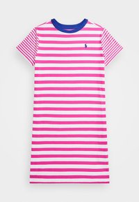 Pruhované šaty ve stylu trička s růžovými a bílými pruhy, modrým kulatým výstřihem a vyšívaným logem na hrudi. Krátké rukávy s proužkovaným detailem.