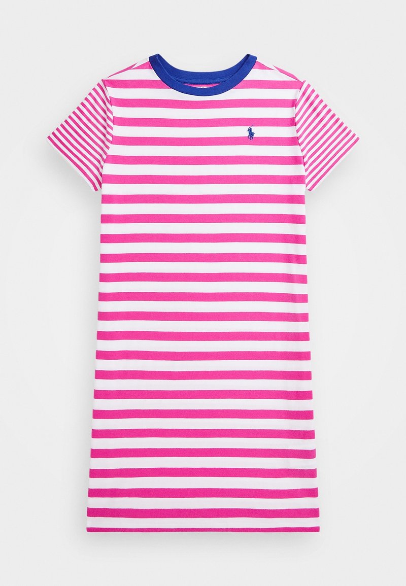 Pruhované šaty ve stylu trička s růžovými a bílými pruhy, modrým kulatým výstřihem a vyšívaným logem na hrudi. Krátké rukávy s proužkovaným detailem.