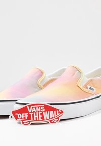Baskets Vans slip-on avec motif tie-dye pastel rose, jaune et bleu, semelles blanches et étiquette rouge "Vans Off The Wall".