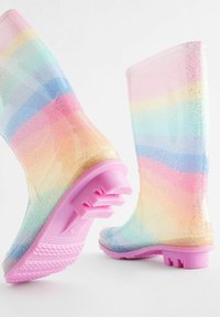 Bottes de pluie aux motifs arc-en-ciel en matériau transparent, avec une finition brillante, des paillettes et une semelle en caoutchouc rose avec un design de semelle à crampons.