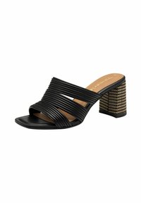 Mules negros de tacón con anchas tiras plisadas, diseño de punta abierta y un tacón de bloque texturizado que presenta un patrón trenzado.