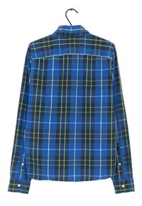Blå rutig skjorta med gröna och svarta rutor, knappade ärmar och krage, hängande på en svart krok. Slät tyg med en ren finish.
