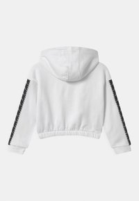 Skrócona biała bluza z kapturem na sznurku, z czarnymi akcentami na rękawach i prążkowanym wykończeniem. Miękka tekstura materiału.
