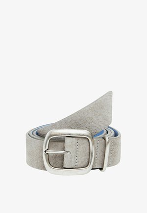 Cinturón de ante en gris claro con una hebilla rectangular de plata, que presenta un acabado suave y un forro interior azul de contraste.