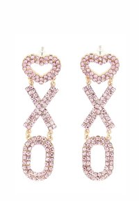 Orecchini color oro con forme alternate a cuore e XO, impreziositi da strass rosa, con un aspetto testurizzato e design pendente.