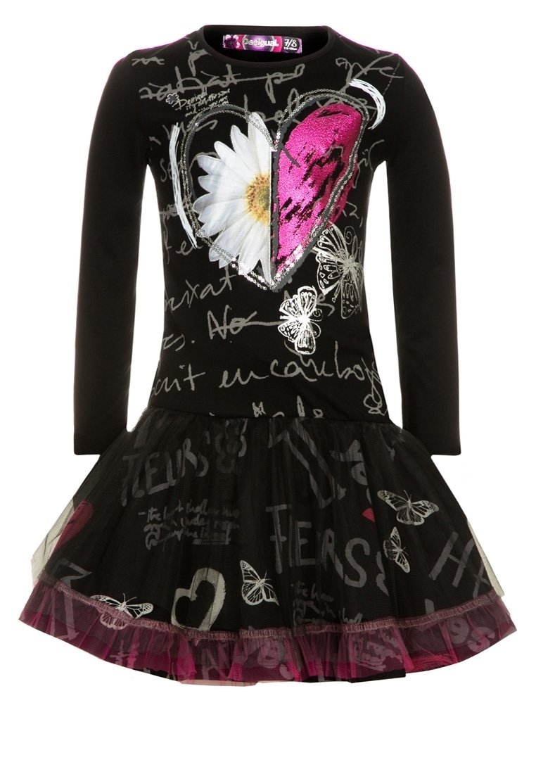 Czarna długa sukienka z długim rękawem z wzorem serca, na którym znajduje się biały kwiat i różowe cekiny, zwielokrotniona spódnica z tiulu z wzorami motyli i tekstu.