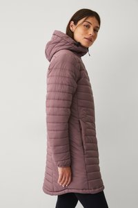 Gewatteerde jas in stoffige rozenkleur met een capuchon, verticale gestikte details, zijzakken en elastische manchetten. Glad textuur, middellange snit.