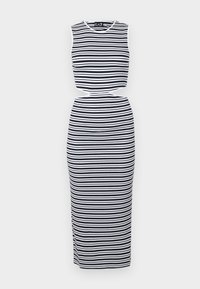 Stripet, ermeløs kjole med marineblå og hvite vannrette striper, utskjæring i livet og kroppsnær passform. Mykt, elastisk materiale.