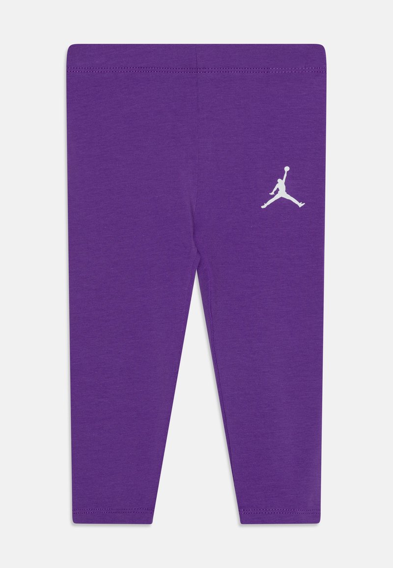 Leggings viola realizzati in morbido tessuto misto cotone, dotati di una vita alta e un logo Jumpman bianco sulla parte bassa della gamba sinistra.